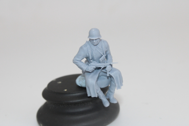 Peddinghaus 3 D Druck 1/35 35W049 Soldat sitting in greycoat with MP 40