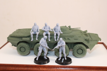 Peddinghaus 3 D Druck 1/72 72F094 5 Ukrainian soldiers sitting and standing on a vehicle