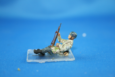 Nordwind 1/48 NWF 011 German Para sitting on a tank with rifle