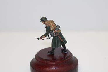 Nordwind 1/48 NWSS 008 SS Soldier in greycoat and Schnürtarnweste  with rifle