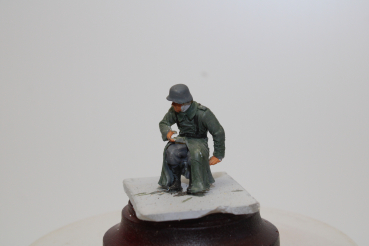 Nordwind 1/48 NWW 025 Soldier in winteredress sitting on a tank with MG 42