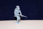 Preview: 48F007 Wehrmacht Panzerjäger mit Panzerschreck, Soldat gehend mit Gewehr und Tragekiste