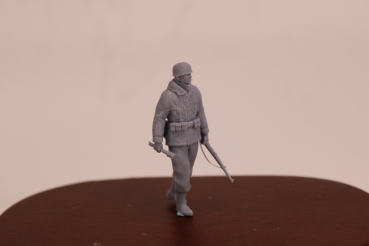 Peddinghaus 3 D Druck 1/35  35F013 german para in winterdress with helmet and rifle K 98