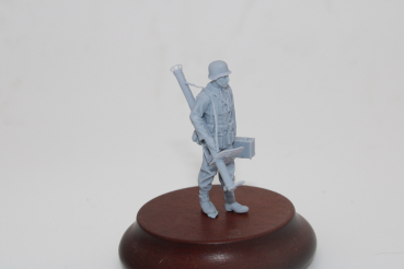 Peddinghaus 3 D Druck 1/35 35W029 Wehrmacht Panzerjäger Soldat gehend mit Panzerschreck und Munitionskiste und Decalbogen