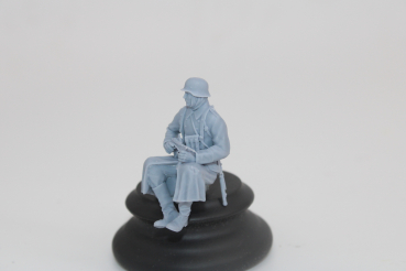 Peddinghaus 3 D Druck 1/35 35W049 Soldat sitting in greycoat with MP 40