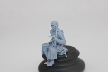 Peddinghaus 3 D Druck 1/35 35W052 Soldat sitting in greycoat with MP 40