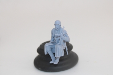 Peddinghaus 3 D Druck 1/35 35W052 Soldat sitting in greycoat with MP 40