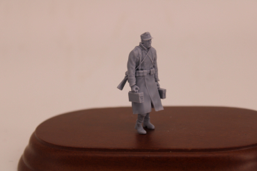 Peddinghaus 3 D Druck 1/35 35W058 Wehrmacht Soldier walking in greycoat with fieldcap and 2 MG ammo boxes