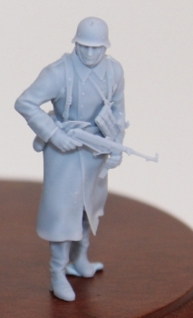 Peddinghaus 3 D Druck 1/35 35W061 Wehrmacht soldier walking in wintercoat, with steelhelmet and MP 40