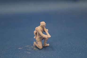 Peddinghaus 3 D Druck 1/48 48F051 7,5 cm Pak 40 soldier kneeing with grenade