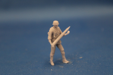 Peddinghaus 3 D Druck 1/48 48F055  crewmember of the 8,8 Pak 43 standing with round