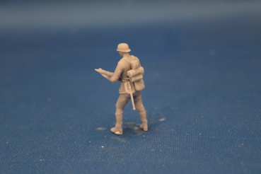 Peddinghaus 3 D Druck 1/48 48F055  crewmember of the 8,8 Pak 43 standing with round