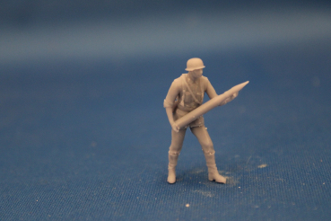 Peddinghaus 3 D Druck 1/48 48F056 crewmember for 8,8 cm Pak 43 Loder standing with round