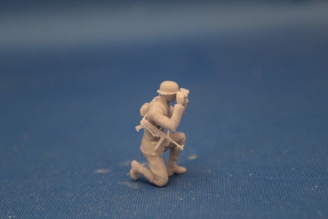 Peddinghaus 3 D Druck 1/48 48F058 crew member for 8,8 cm Pak 43 Officier kneeing with binocular
