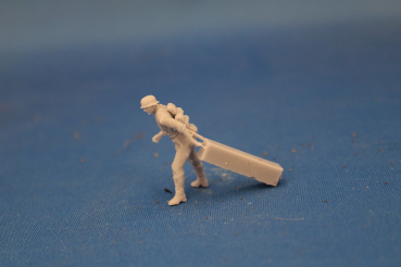 Peddinghaus 3 D Drcuk 1/48 48F077 crew member for 8,8 cm Pak 43 Soldier with ammo crate
