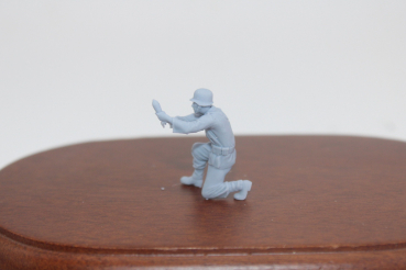 Peddinghaus 3 D Druck 1/48 48F091 Soldat mit Granate für den Granatwerfer