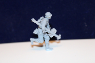 48F016 Wehrmacht tank hunter soldier walking with Panzerschreck and ammobox