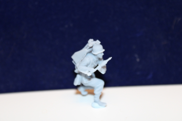 48F015 Wehrmacht tank hunter soldier kneeing with rifle and rocket