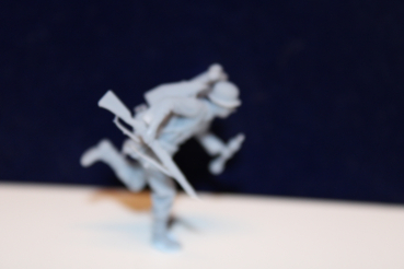 48F010 Wehrmacht tank hunter soldier running with rifle/rocket and backpack