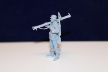 48F011 Wehrmacht  tankhunter soldier with Panzerschreck on his shoulder