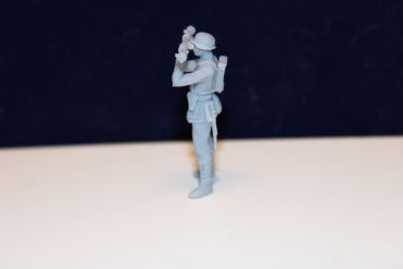 48F002 german airforce 2 cm Quadgun soldier with rangefinder