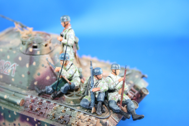 Nordwind 1/48 NWF 009 german para sitting on a tank with MG 42, Adrennes 1944