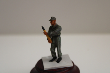 Nordwind 1/48 NWP 020 tankcrewmember Panzer IV during loading ammo