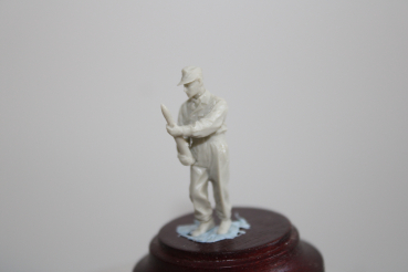 Nordwind 1/48 NWP 020 tankcrewmember Panzer IV during loading ammo