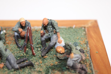 Nordwind 1/48 NWW 018 Soldat bei der Rast sitzend auf einem Stein mit Mg 42