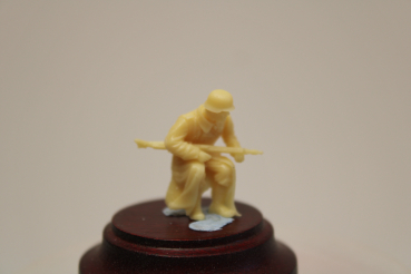 Nordwind 1/48 NWW 025 Soldier in winteredress sitting on a tank with MG 42