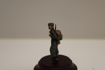 Nordwind 1/48 NWW 029 Soldier walking in greycoat and backpack and rifle