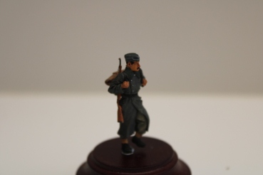 Nordwind 1/48 NWW 029 Soldier walking in greycoat and backpack and rifle