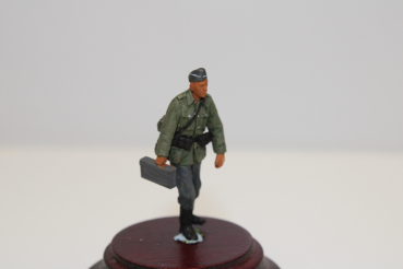 Nordwind 1/48 NWW 058 german artillery soldier NCO carring mg box