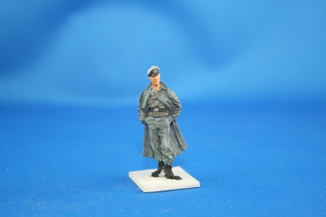 NW 031 german officer in greycoat with peakcap