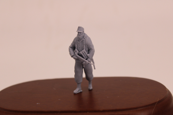 Peddinghaus 3 D Druck 1/35  35F012 Fallschirmjäger mit MP 40 und Schirmmütze