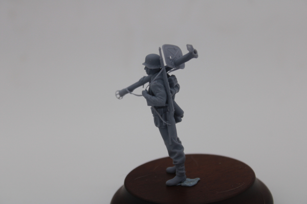 Peddinghaus 3 D Druck 1/35 35W024 Wehrmacht Panzerjäger stehend mit Panzerschreck auf der Schulter und Decalbogen