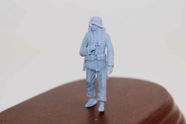 Peddinghaus 3 D Druck 1/35 35W034 Waffen SS Grenadier going with steel helmet and K 98