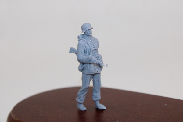 Peddinghaus 3 D Druck 1/35 35W036 Waffen SS Grenadier mit Stahlhelm und Sturmgewehr 44 in der Armbeuge