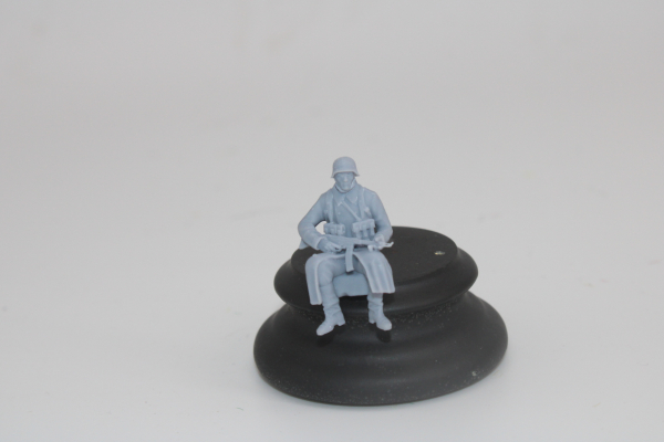Peddinghaus 3 D Druck 1/35 35W050 Soldat sitting in greycoat with assaultrifle 44