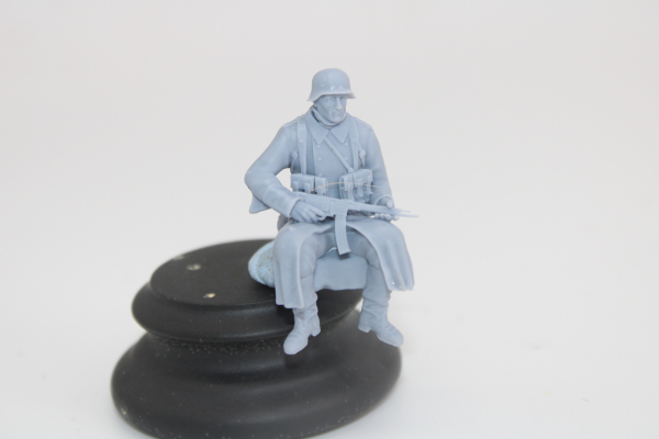 Peddinghaus 3 D Druck 1/35 35W050 Soldat sitting in greycoat with assaultrifle 44