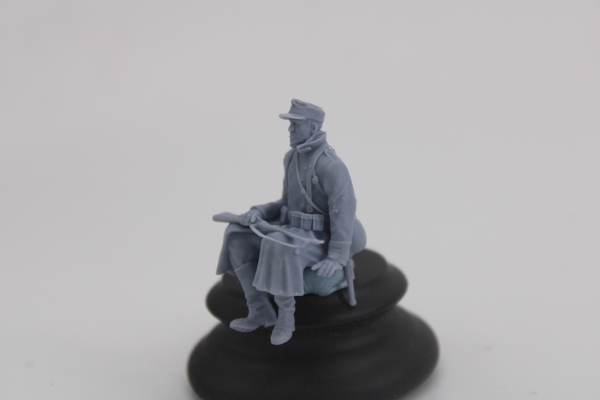 Peddinghaus 3 D Druck 1/35 35W051 Soldat sitting in grecoat and fieldcap with K 98 rifle