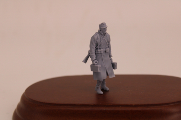 Peddinghaus 3 D Druck 1/35 35W058 Wehrmacht Soldat gehend im Wintermantel mit Feldmütze und 2 MG Kisten