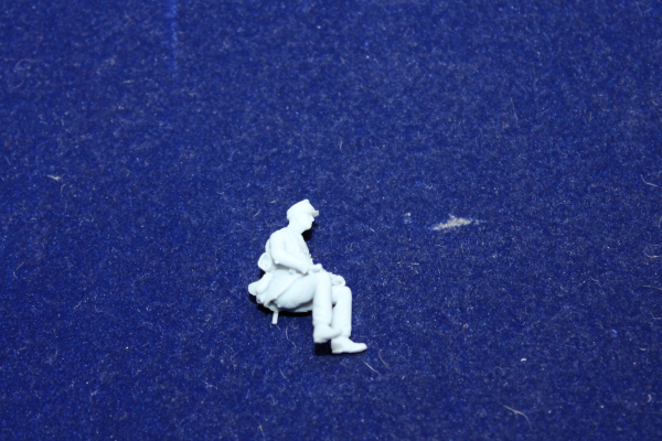 Peddinghaus 3 D Druck 1/48 48F030 Unteroffizier Afrika Corps sitting with MP 40 on his legs
