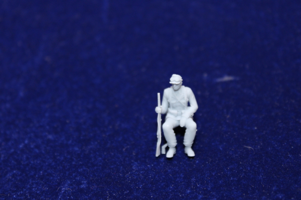Peddinghaus 3 D Druck 1/48 48F031 Soldat Afrika Corps sitting with his rifle in his right hand