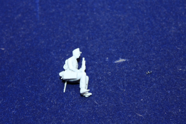 Peddinghaus 3 D Druck 1/48 48F032 Soldat Afrika Corps sitting with MG 42 in his left hand