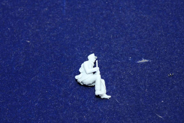 Peddinghaus 3 D Druck 1/48 48F033 Soldat Afrika Corps sitting with rifle in both hands