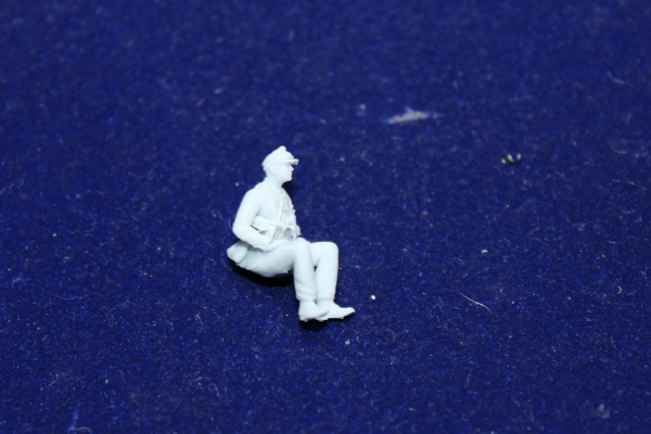 Peddinghaus 3 D Druck 1/48 48F034 nco Afrika Corps sitting with MP 40