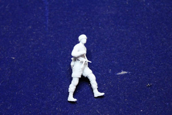 Peddinghaus 3 D Druck 1/48 48F043 Fallschirmjäger  with rifle pulling paradropcontainer