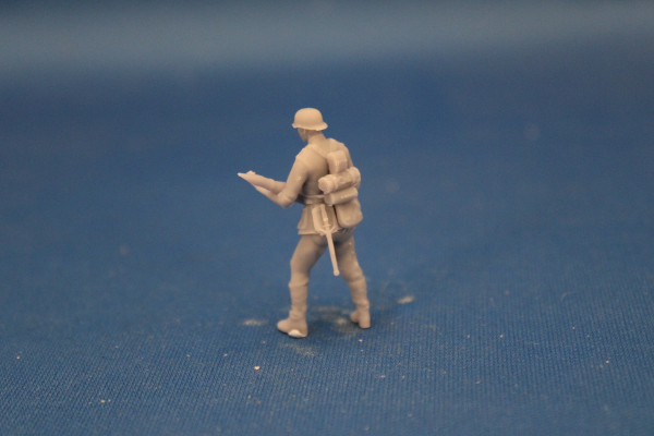 Peddinghaus 3 D Druck 1/48 48F055  crewmember of the 8,8 Pak 43 standing with round