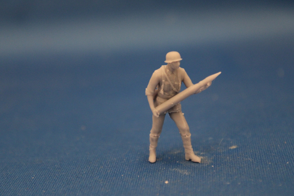 Peddinghaus 3 D Druck 1/48 48F056 crewmember for 8,8 cm Pak 43 Loder standing with round
